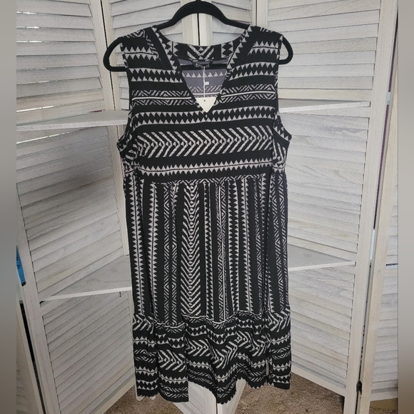 BloomChic Dresses & Skirts - BloomChic Black and White Geometric Midi Dress‎